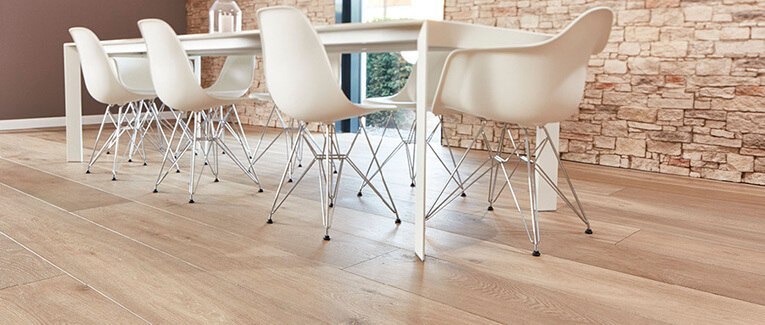 Darstellung eines Tisches mit Stühlen auf hochwertigem Bodenbelag