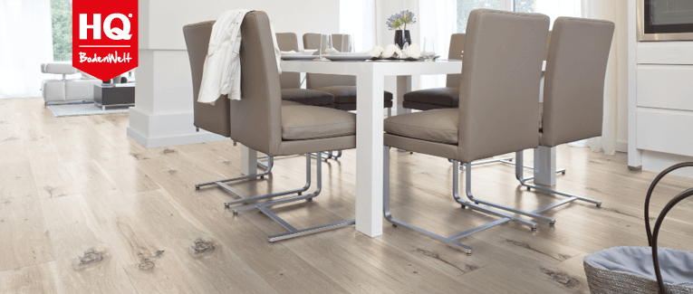 Darstellung eines Tisches mit Stühlen auf einem schönen HQ-Bodenbelag