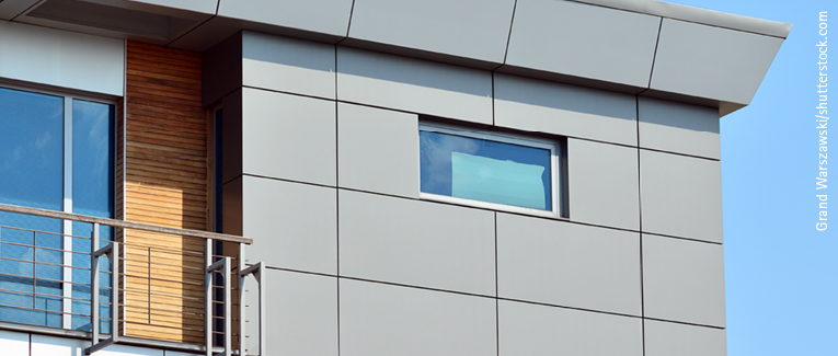 Außenansicht auf Haus mit Fassadenplatten